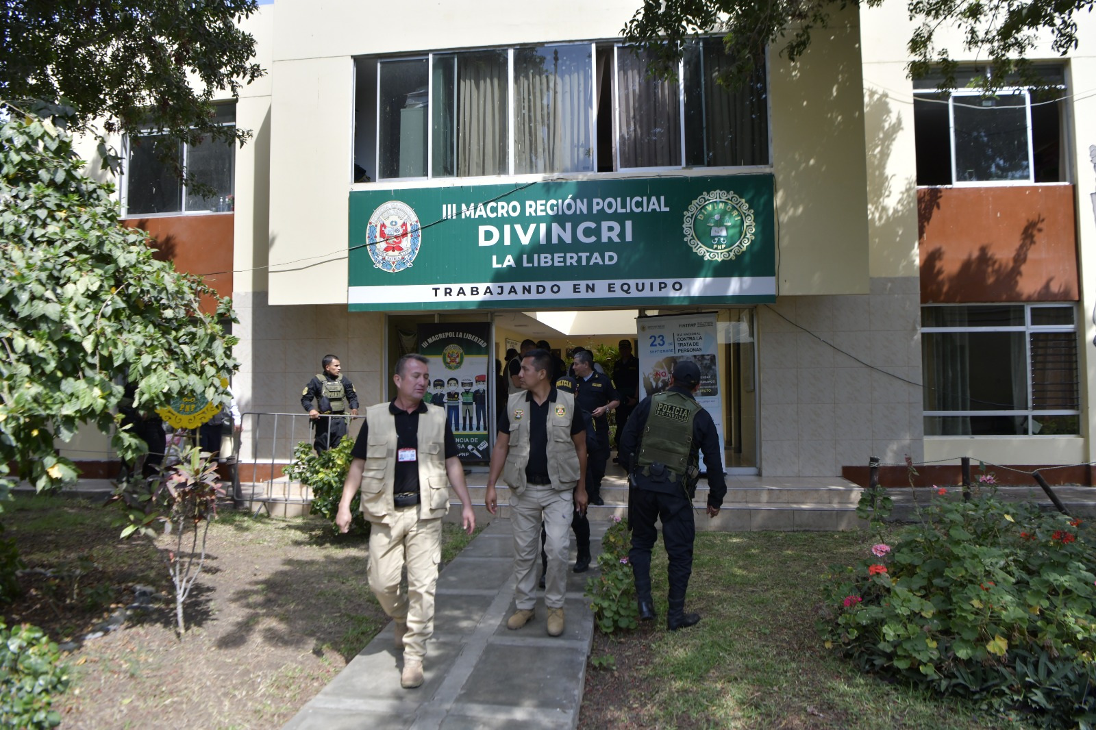 Un equipo especial conformado por 25 policías busca intensamente al empresario Iván Díaz Garrido de 57 años de edad, secuestrado el lunes último en Trujillo por sujetos vestidos con chalecos de la Policía Nacional del Perú (PNP), informó el jefe de la División de Investigación Criminal (Divincri) en dicha ciudad, coronel PNP Javier Méndez Yupanqui. A este objetivo se han sumado agentes de la División de Investigación de Secuestros de la Dirincri.
“Hemos conformado un equipo investigatorio de 25 agentes entre policías especializados de la División de Investigación Criminal (Divincri) de Trujillo y de inteligencia operativa para ese objetivo, Estamos trabajado a tiempo completo para obtener un resultado positivo en el más breve plazo”, informó el oficial a cargo de las investigaciones.
Señaló que la investigación se está centrando en la provincia de Trujillo, específicamente en los distritos de La Esperanza y El Porvenir.
Refirió que también se han identificado a los cuatro sujetos que perpetraron el hecho. Se trata de tres personas que cometieron el secuestro y el chofer del auto en que trasladaron a la víctima.
Según las primeras indagaciones policiales, detrás de este secuestro estaría la organización criminal de origen trujillano denominada “Los Pulpos”, encabezada por el prontuario delincuente Jhonsson Smit Cruz Torres, quien se encuentra prófugo de la justicia y que en noviembre de 2022, fue incluido por el Ministerio del Interior en el Programa de Recompensas, ofreciéndose 75 000 soles a la persona que brinde información certera de su paradero.
El coronel Méndez indicó que el empresario secuestrado se dedica al préstamo de dinero y a su vez tiene un puesto de venta de repuestos vehiculares en la avenida Perú 1720, desde donde fue sacado a rastras en el auto de placa APS-561, que está a nombre de Walter Páucar y María Atencio.
Dijo que, aunque la investigación se maneja de forma reservada, se pudo conocer, por información de la familia y personas allegadas a Díaz Garrido que no existe información previa de que haya recibido amenazas por parte de extorsionadores, ni que haya tenido otro tipo de problemas con alguien.
Finalmente, informó que este hecho fue reportado de manera oportuna a la Unidad de Inteligencia Macrorregional.
Por su parte, el general Luis Flores, jefe de la Dirección de Investigación Criminal (Dirincri) informó que se ha enviado a Trujillo un equipo especial de la División de Investigación de Secuestros de dicha dirección para apoyar la búsqueda del empresario secuestrado. Indicó que se está trabajando de manera coordinada con la Fiscalía Penal de Trujillo