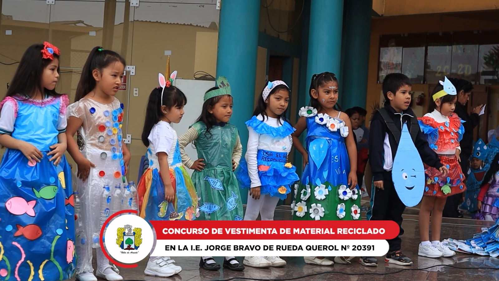 La actividad tuvo como objetivo principal mostrar a los pequeños estudiantes que algunos artículos de uso cotidiano pueden ser reutilizados para fabricar prendas de vestir.