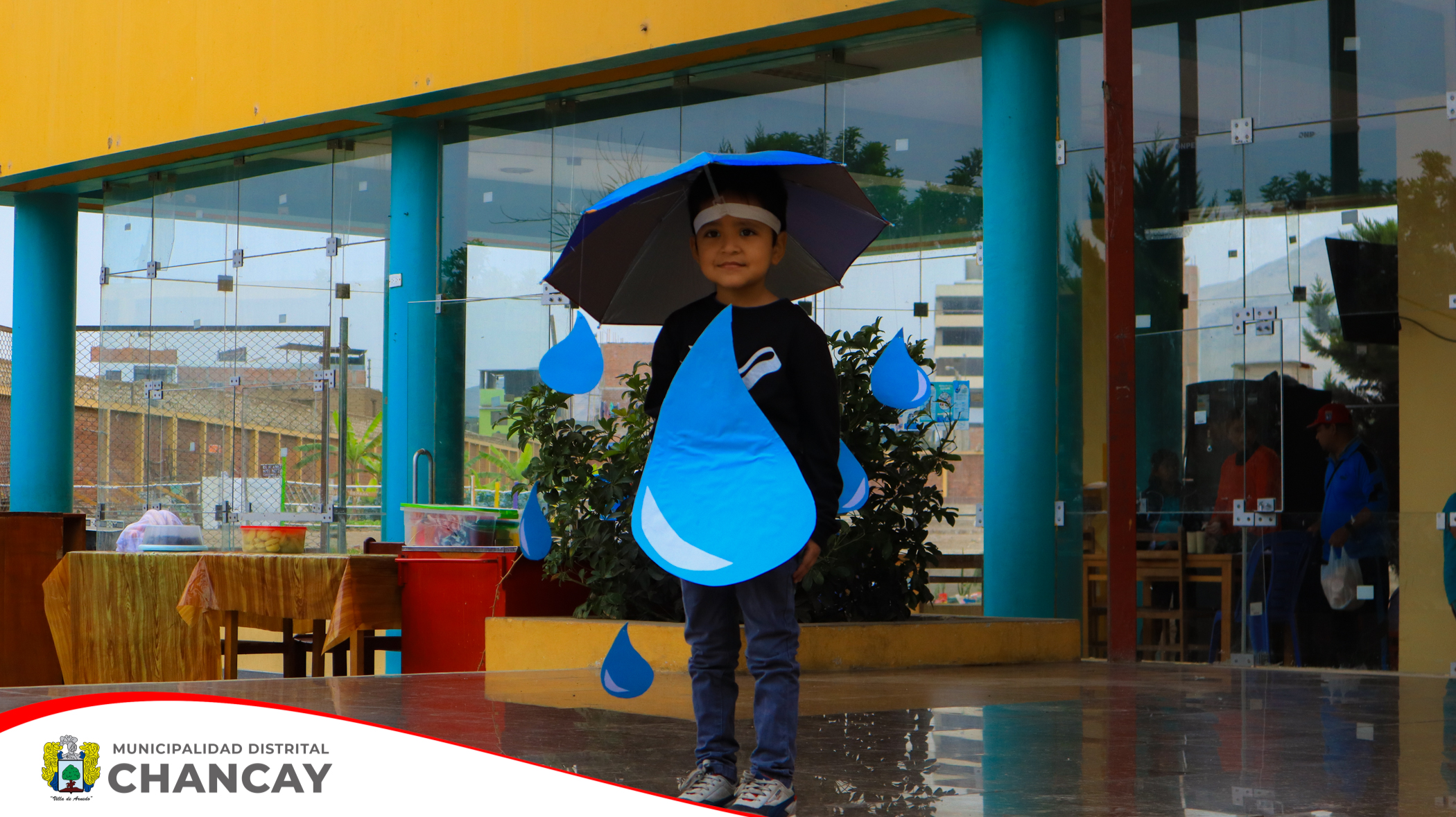 Esta iniciativa, organizada para promover la conciencia ambiental y educativa, demostró de manera brillante cómo los artículos de uso cotidiano pueden transformarse en creaciones de moda sorprendentes