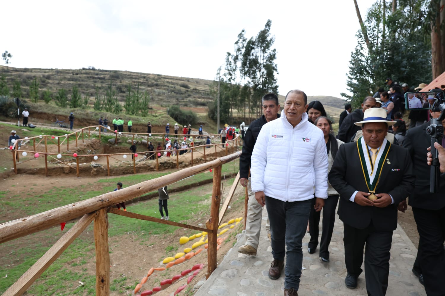 Ministro en Acolla