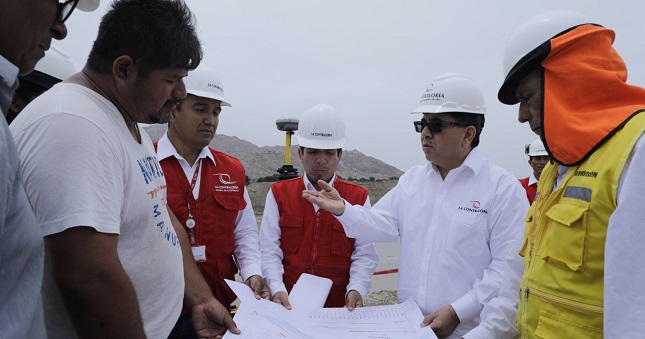 Lambayeque. – Continuando con las actividades de supervisión y despacho contralor en regiones, el Contralor General, Nelson Shack Yalta, regresó a Lambayeque. La jornada estuvo enfocada en verificar el progreso de las intervenciones destinadas a labores de rehabilitación  tras el impacto del Ciclón Yaku en marzo último, y a las acciones de prevención y mitigación ante la posible ocurrencia del Fenómeno El Niño (FEN).