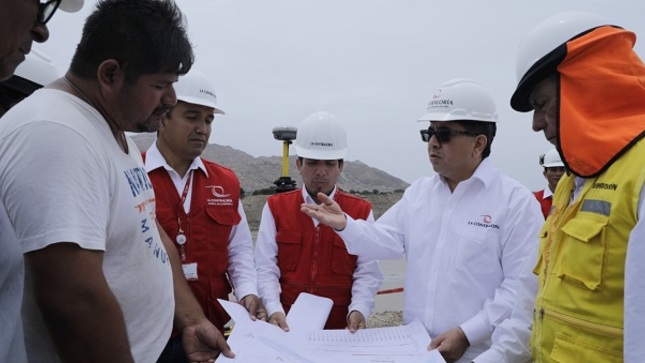 Lambayeque. – Continuando con las actividades de supervisión y despacho contralor en regiones, el Contralor General, Nelson Shack Yalta, regresó a Lambayeque. La jornada estuvo enfocada en verificar el progreso de las intervenciones destinadas a labores de rehabilitación  tras el impacto del Ciclón Yaku en marzo último, y a las acciones de prevención y mitigación ante la posible ocurrencia del Fenómeno El Niño (FEN).