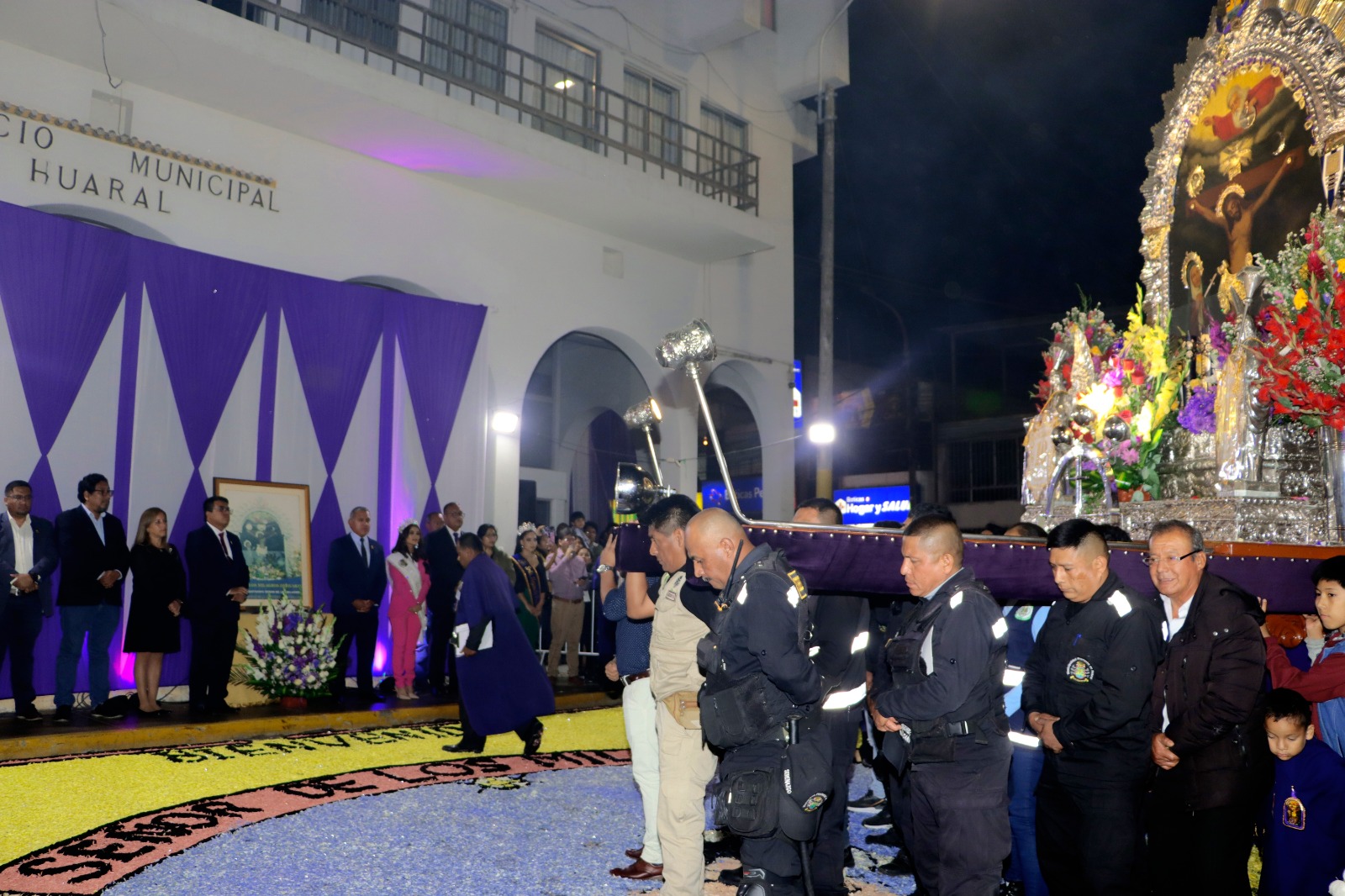Alcalde Fernando CΓ‘rdenas y regidores rindieron un emotivo homenaje al SeΓ±or de los Milagros