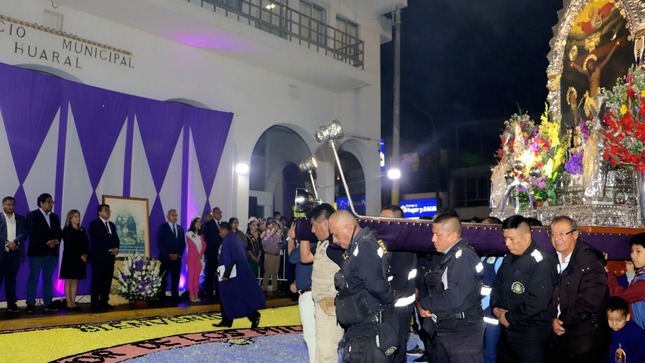 Alcalde Fernando Cárdenas y regidores rindieron un emotivo homenaje al Señor de los Milagros