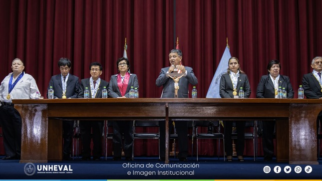 Exitosa entrega de Grados y Títulos
