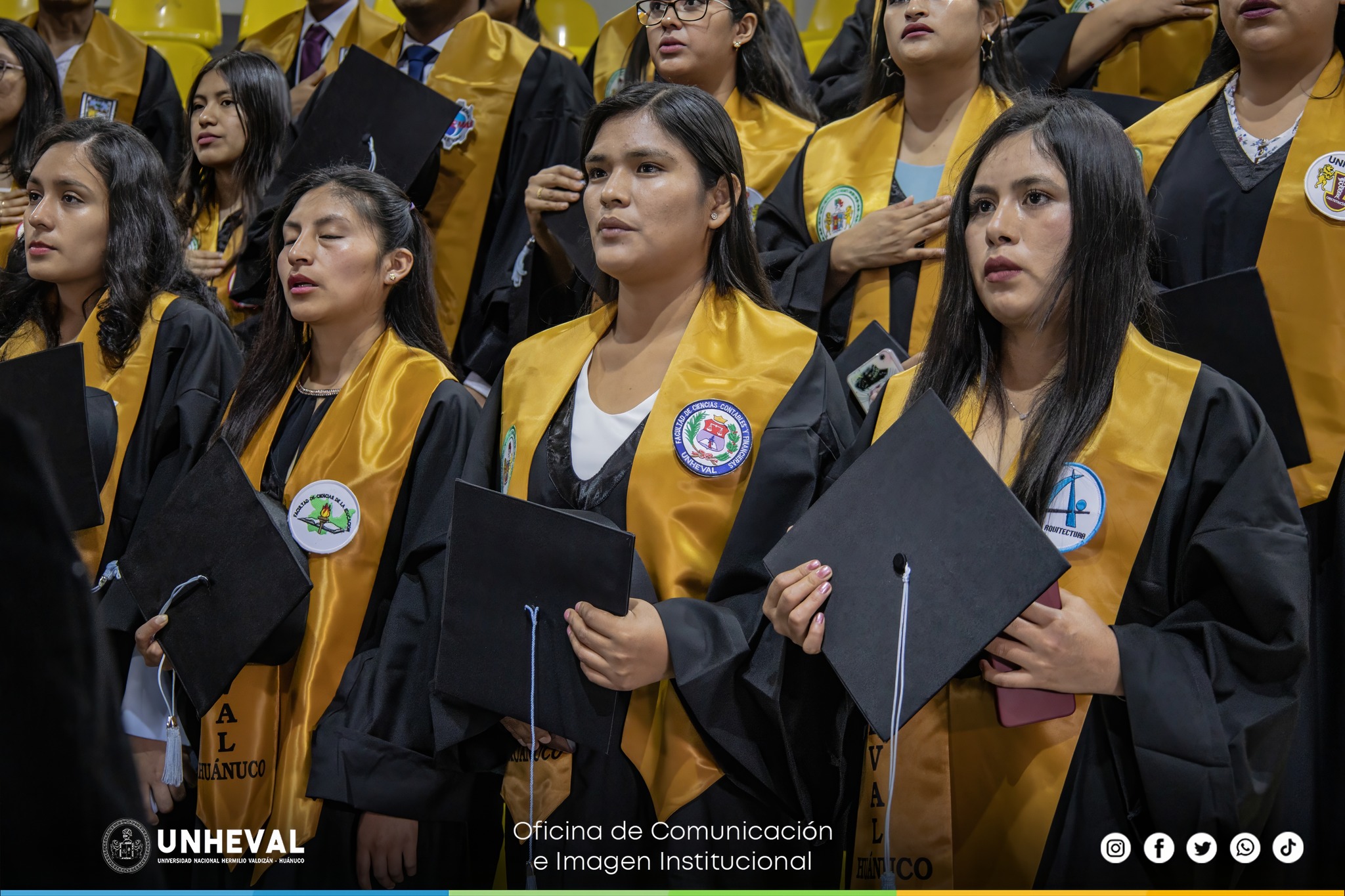 Exitosa entrega de Grados y Títulos