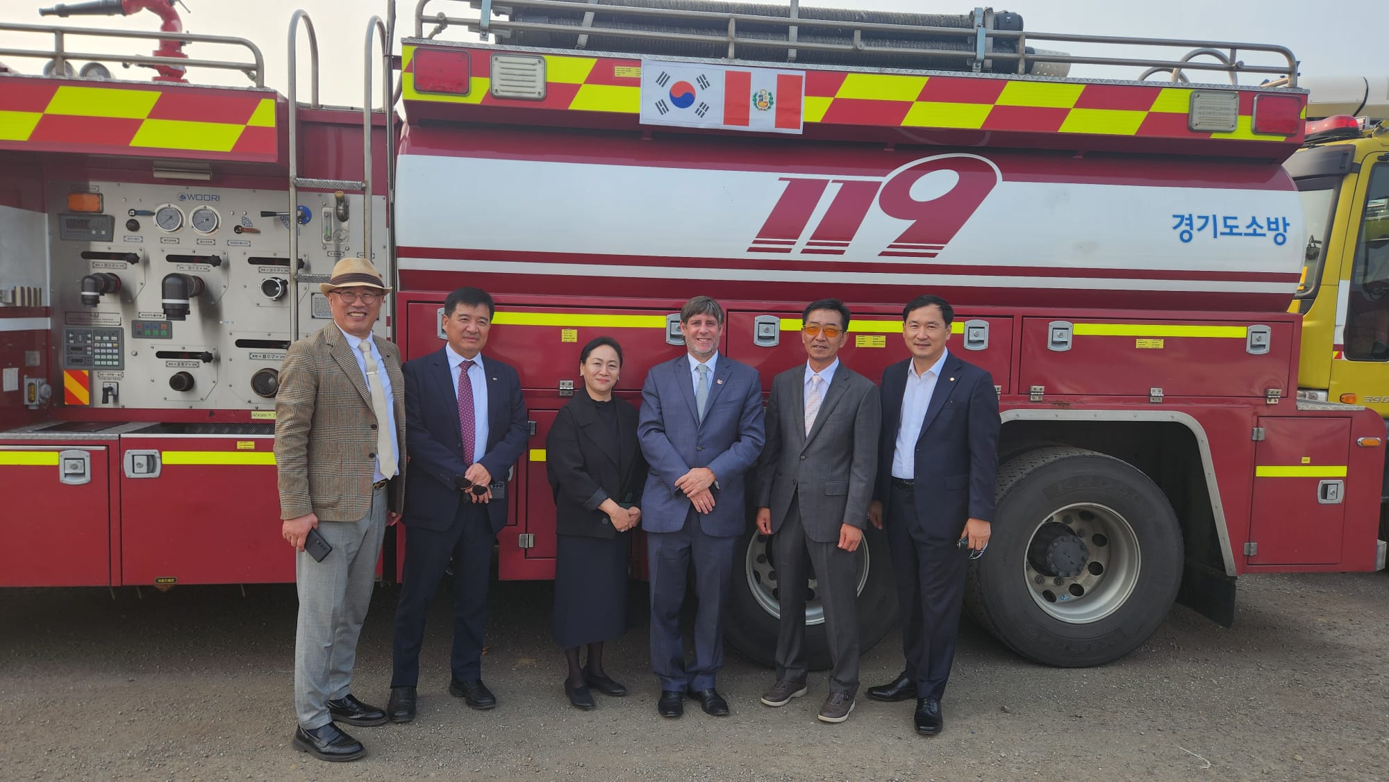 El Perú recibe donación de 21 vehículos de emergencia de Bomberos de Gyonggi en República de Corea