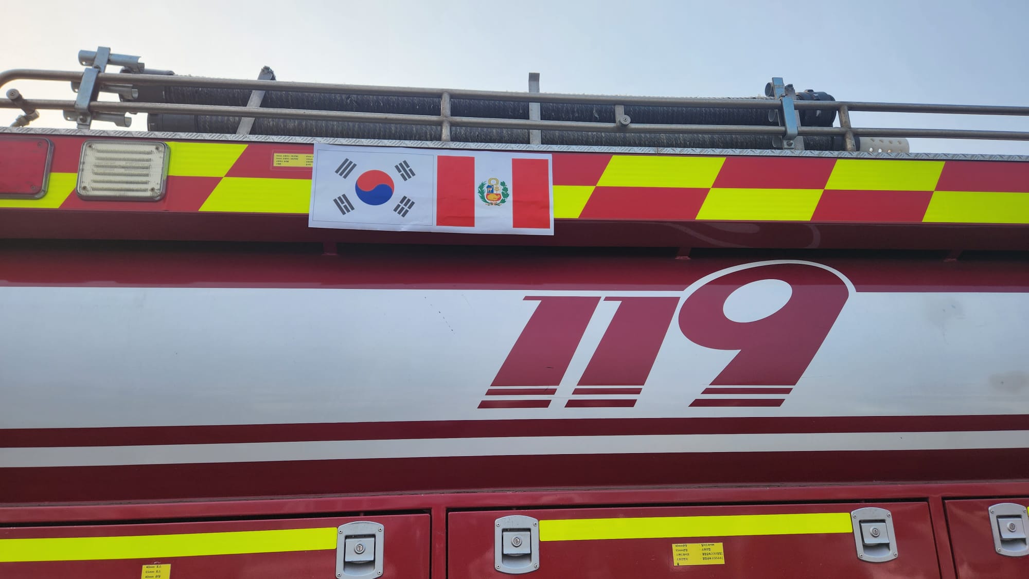 El Perú recibe donación de 21 vehículos de emergencia de Bomberos de Gyonggi en República de Corea