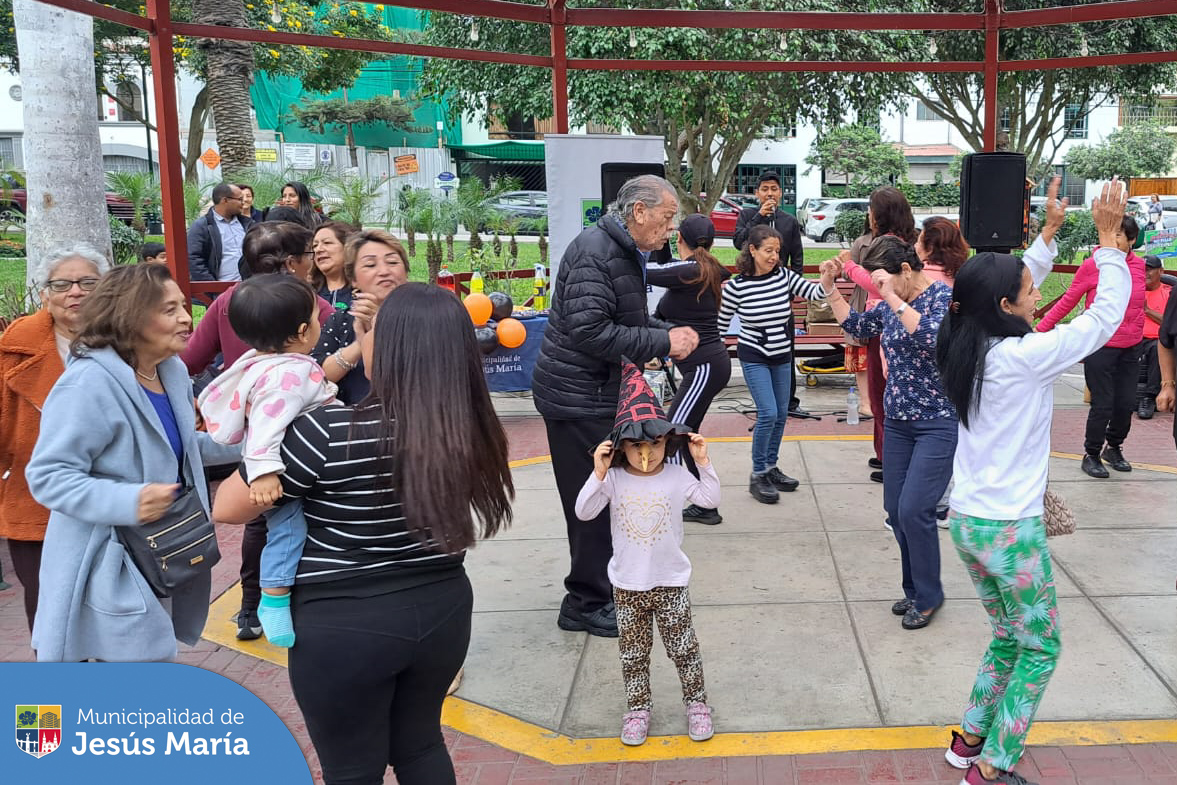 🎶🇵🇪 Así se vivió la retreta musical por el Día de la Canción Criolla en nuestro Parque Habich 🎸💃🏻

Agradecemos a todos los asistentes por su participación, celebrando nuestra música tradicional. 🇵🇪🎵