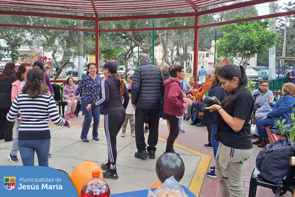 🎶🇵🇪 Así se vivió la retreta musical por el Día de la Canción Criolla en nuestro Parque Habich 🎸💃🏻

Agradecemos a todos los asistentes por su participación, celebrando nuestra música tradicional. 🇵🇪🎵