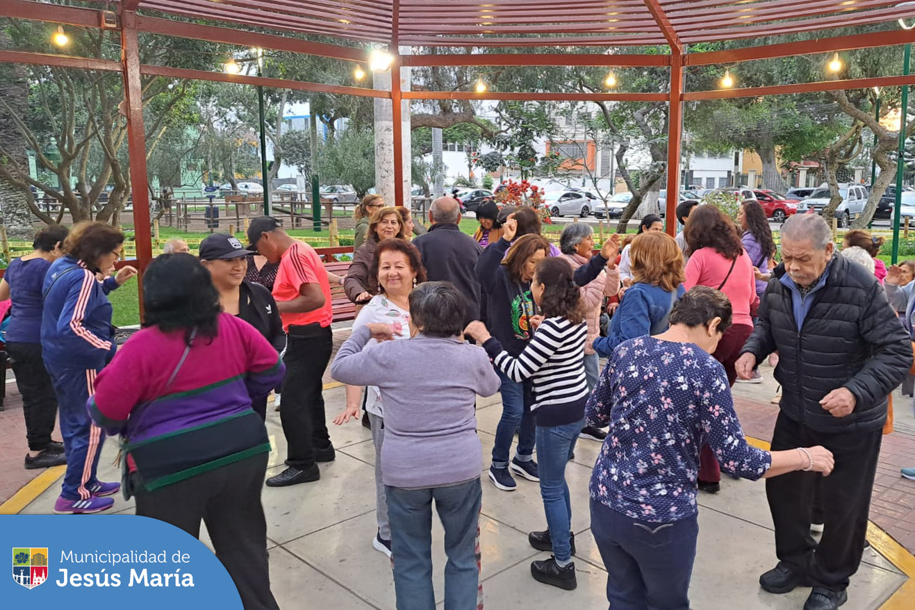 🎶🇵🇪 Así se vivió la retreta musical por el Día de la Canción Criolla en nuestro Parque Habich 🎸💃🏻

Agradecemos a todos los asistentes por su participación, celebrando nuestra música tradicional. 🇵🇪🎵