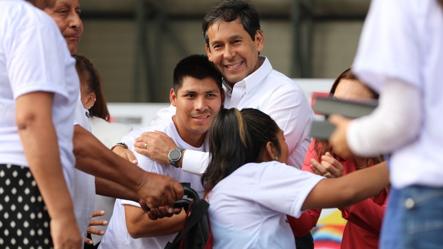Ministro del MIDIS, Julio Demartini reconociendo a usuarios del programa Contigo en la a clausura de la XI Semana de la Inclusión Social, el Ministerio de Desarrollo e Inclusión Social.