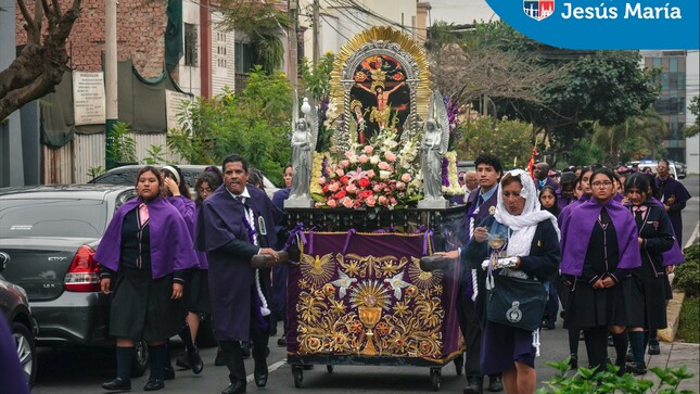 🙏🕊️ El Alcalde Jesús Gálvez Olivares rindió homenaje al Cristo de Pachacamilla durante la procesión del Colegio Teresa González de Fanning en su paso por nuestro Palacio Municipal.
Con este gesto de fe, recordamos la importancia de mantener nuestras tradiciones vivas y celebrar unidos con devoción. 🌟🙌
