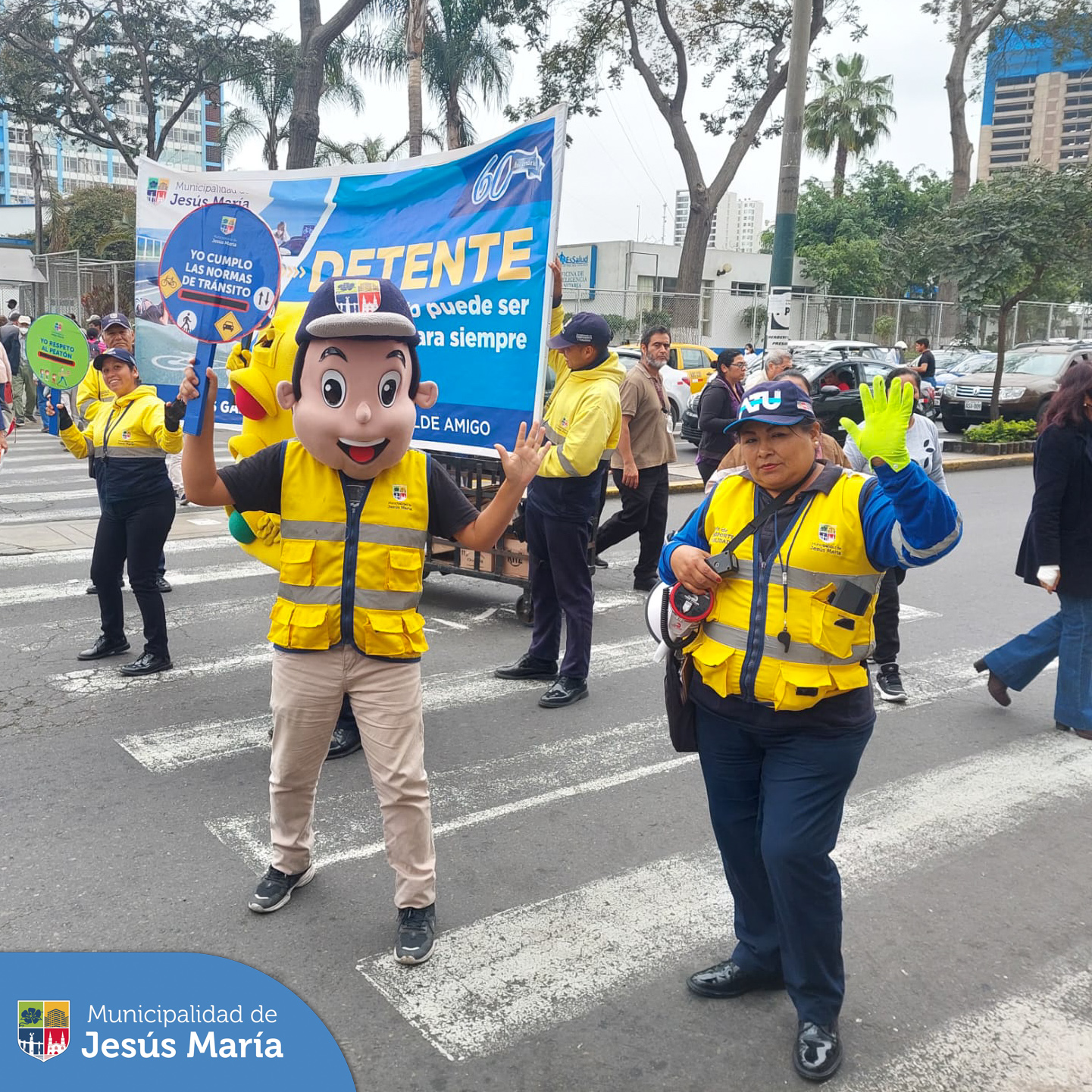 🚦 Con el objetivo de prevenir accidentes ⛔ y promover el cumplimiento de las normas de tránsito 🚸 en nuestro distrito, seguimos con los operativos de concientización a los conductores de transporte público y privado que transitan por la Av. Edgardo Rebagliati. 🚫🚗🚎
✅ La campaña “El impacto puede ser para siempre”, se realiza de manera frecuente en diversos puntos del distrito.