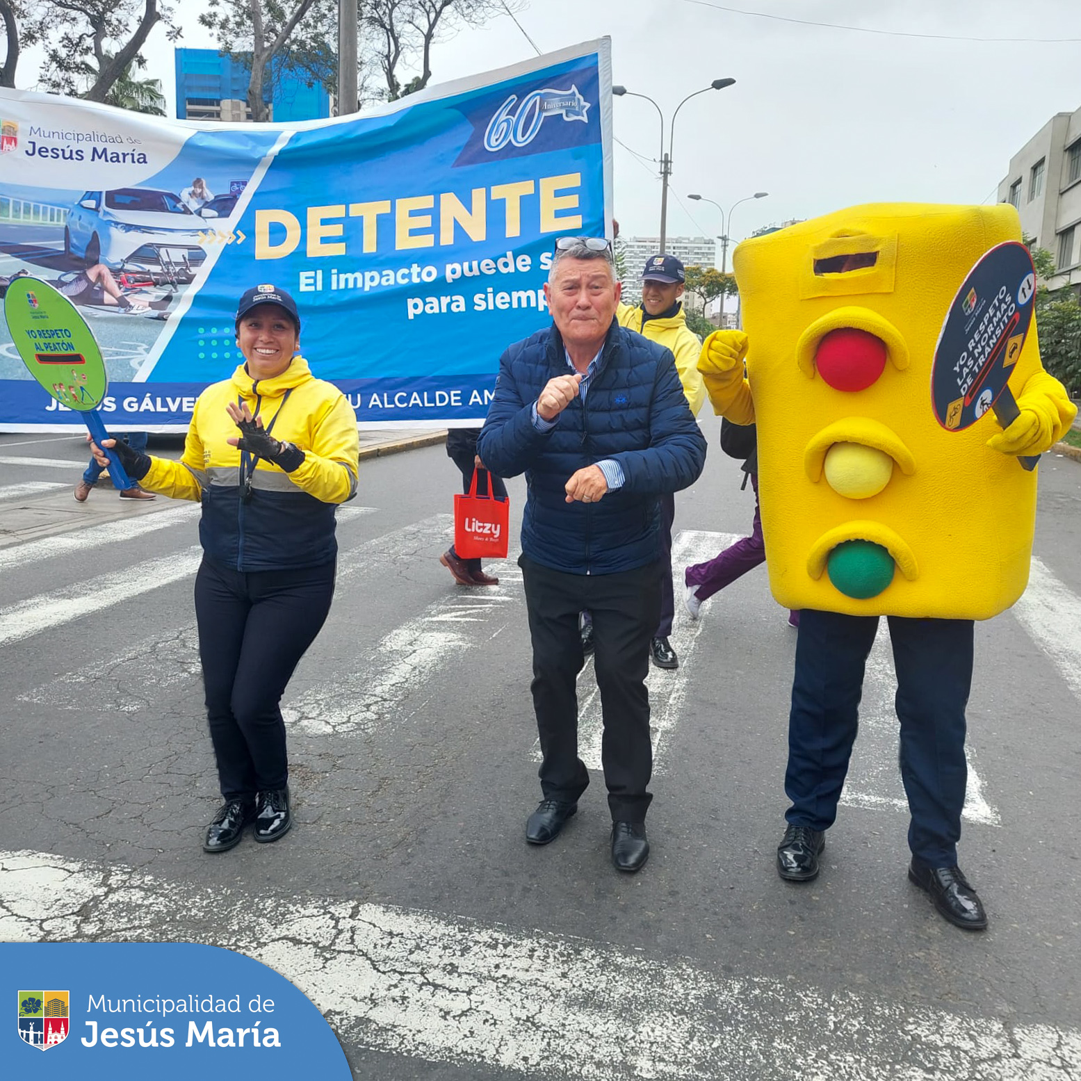 🚦 Con el objetivo de prevenir accidentes ⛔ y promover el cumplimiento de las normas de tránsito 🚸 en nuestro distrito, seguimos con los operativos de concientización a los conductores de transporte público y privado que transitan por la Av. Edgardo Rebagliati. 🚫🚗🚎
✅ La campaña “El impacto puede ser para siempre”, se realiza de manera frecuente en diversos puntos del distrito.