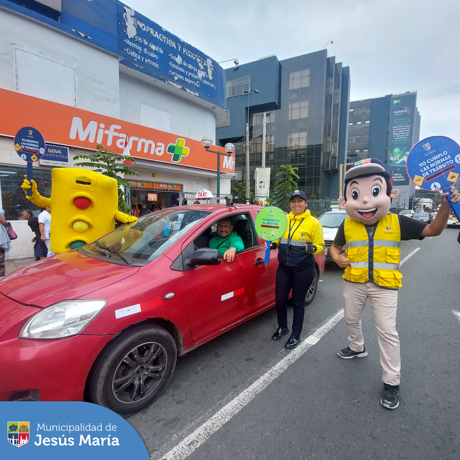 🚦 Con el objetivo de prevenir accidentes ⛔ y promover el cumplimiento de las normas de tránsito 🚸 en nuestro distrito, seguimos con los operativos de concientización a los conductores de transporte público y privado que transitan por la Av. Edgardo Rebagliati. 🚫🚗🚎
✅ La campaña “El impacto puede ser para siempre”, se realiza de manera frecuente en diversos puntos del distrito.