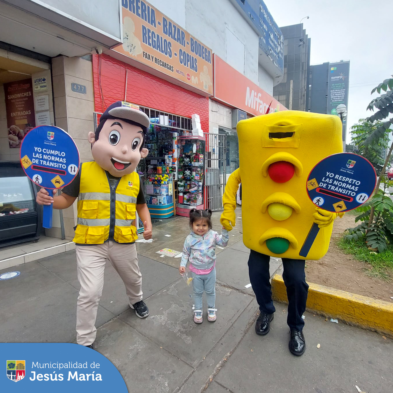 🚦 Con el objetivo de prevenir accidentes ⛔ y promover el cumplimiento de las normas de tránsito 🚸 en nuestro distrito, seguimos con los operativos de concientización a los conductores de transporte público y privado que transitan por la Av. Edgardo Rebagliati. 🚫🚗🚎
✅ La campaña “El impacto puede ser para siempre”, se realiza de manera frecuente en diversos puntos del distrito.