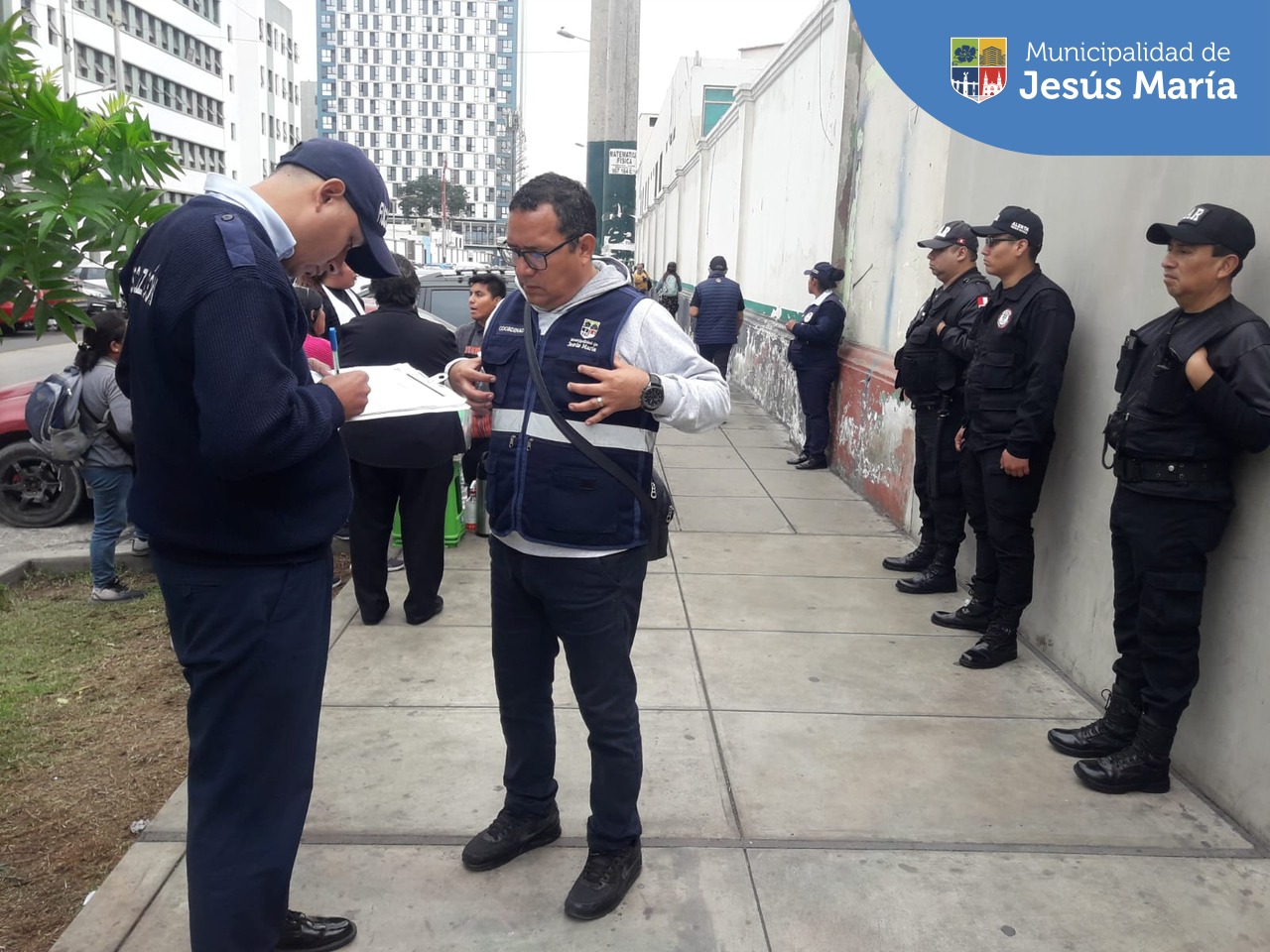 ➡️ Este fin de semana, se realizaron diversos operativos de control y orden para combatir el comercio ambulatorio y recicladores no autorizados en distintas zonas de nuestro distrito.
➡️ Nuestra prioridad es garantizar la seguridad de todos los jesusmarianos, cuidando el entorno y los espacios públicos.