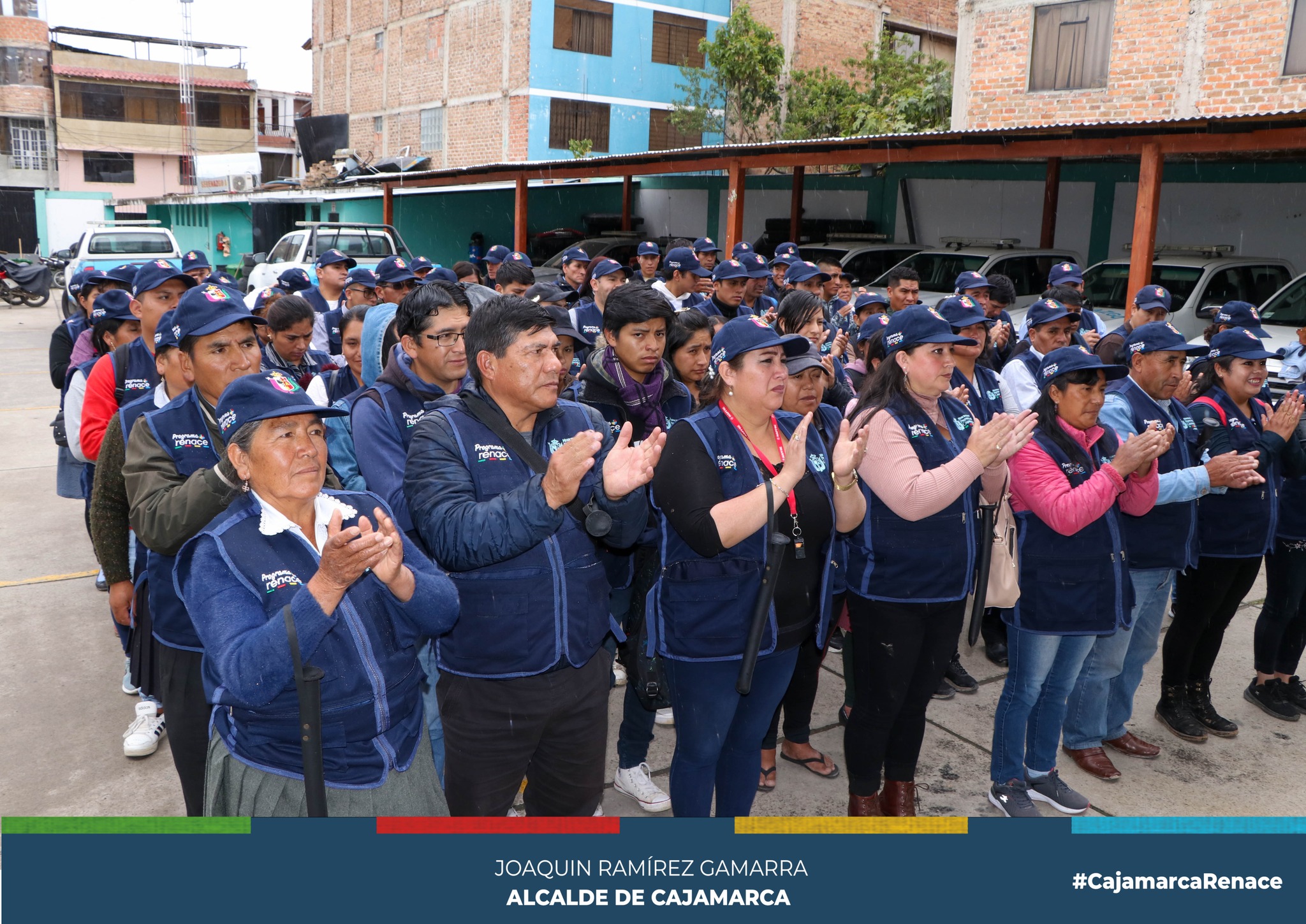 El día de hoy se llevó a cabo la clausura del Programa Renace - Etapa II en el auditorio de la gerencia de Seguridad Ciudadana, una iniciativa impulsada por nuestro alcalde Joaquín Ramírez para brindar un empleo temporal a la población más vulnerable.
👉Este programa ha a contribuido significativamente en la ciudad, promoviendo la limpieza, el orden y la seguridad, además de brindar un trabajo digno a decenas de cajamarquinos que se han identificado con los objetivos trazados.
🗣El regidor Jorge Rojas Alcalde, manifestó que el compromiso de la actual gestión es seguir promoviendo dichos programas gracias al impacto y los resultados alcanzados, además de mejorar la economía de cientos de familias cajamarquinas.