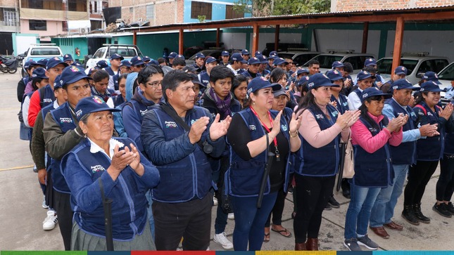 El día de hoy se llevó a cabo la clausura del Programa Renace - Etapa II en el auditorio de la gerencia de Seguridad Ciudadana, una iniciativa impulsada por nuestro alcalde Joaquín Ramírez para brindar un empleo temporal a la población más vulnerable.
👉Este programa ha a contribuido significativamente en la ciudad, promoviendo la limpieza, el orden y la seguridad, además de brindar un trabajo digno a decenas de cajamarquinos que se han identificado con los objetivos trazados.
🗣El regidor Jorge Rojas Alcalde, manifestó que el compromiso de la actual gestión es seguir promoviendo dichos programas gracias al impacto y los resultados alcanzados, además de mejorar la economía de cientos de familias cajamarquinas. 
