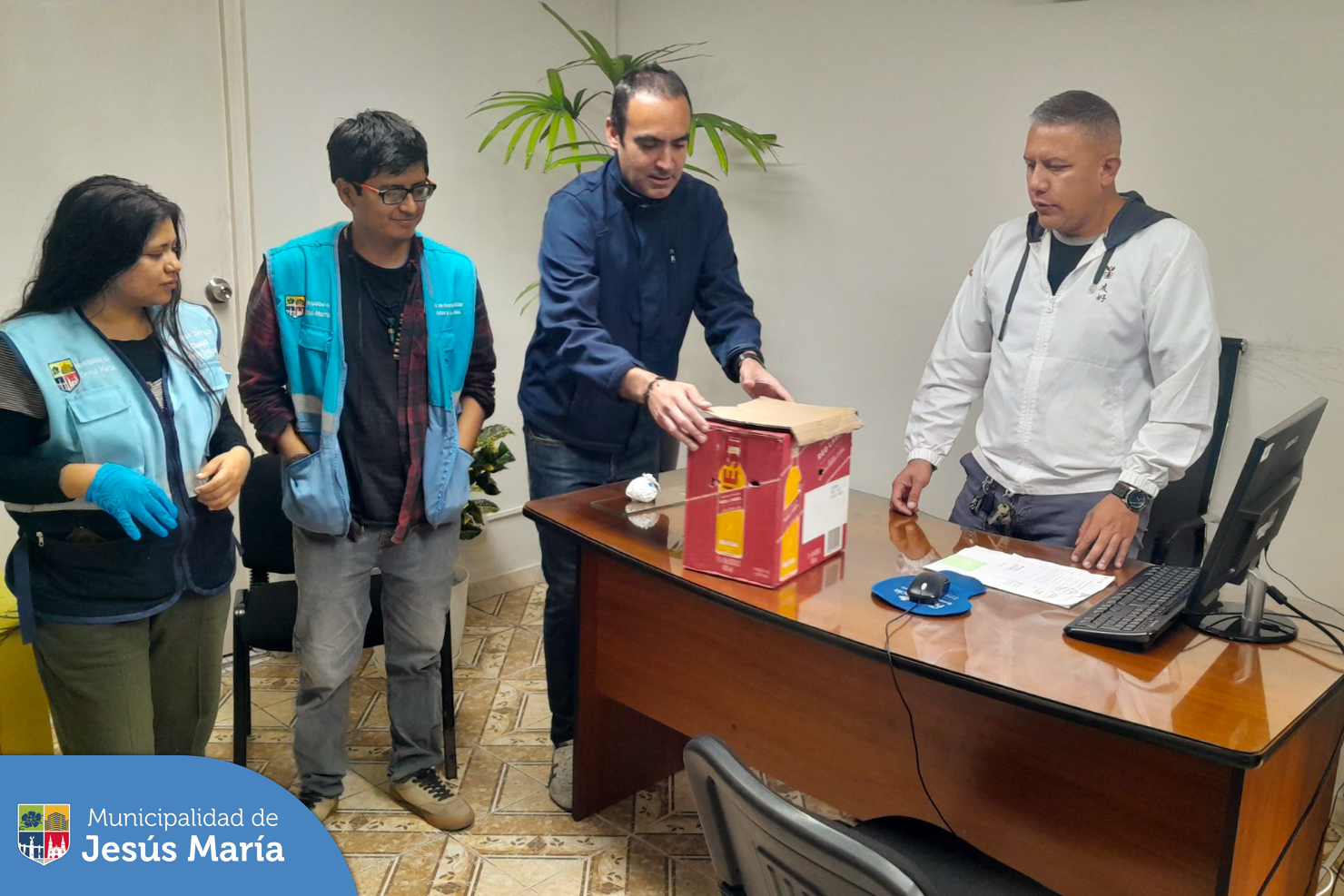 Nuestro equipo de Serenazgo encontró una lechuza de los Arenales en las inmediaciones de la Av. Salaverry. 🌿 Inmediatamente, fue llevada a nuestra base central para su protección, confirmando que el animal se encuentra estable y saludable. 💪
Promoviendo la gestión sostenible de nuestra fauna silvestre, nos comunicamos con @SERFOR, quiénes la recogieron para asegurar su seguridad y bienestar.