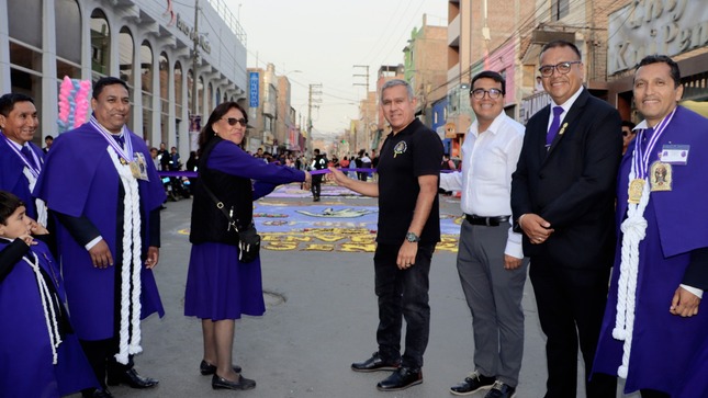 Con "Corte de Cinta" alcalde provincial dio inicio al concurso de alfombras florales