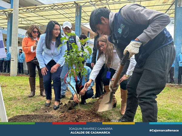 En el marco de la semana de educación ambiental, la Municipalidad Provincial de Cajamarca a través de la subgerencia de Gestión Ambiental, en colaboración con el Sistema de Gestión Ambiental, OEFA y SENACE, llevó a cabo una significativa plantación de árboles nativos en las instituciones educativas "Juan XXIII" y "SAN RAMÓN". Esta exitosa iniciativa, parte del programa EDUCCA, se denominó "Cruzada Verde Escuela", y tuvo como objetivo promover la conciencia ambiental entre los estudiantes y la comunidad.
✅Durante esta jornada de reforestación, se plantaron árboles nativos de Cajamarca, contribuyendo así a la conservación de la biodiversidad de la región y al fomento de la responsabilidad ambiental en el ámbito escolar. "La Campaña Cruzada Verde Escolar" , coordinada por la subgerencia de Gestión Ambiental, marcó un importante hito en la promoción de la sostenibilidad y la educación ambiental en Cajamarca.
🤝Este esfuerzo conjunto refleja la importancia de la educación ambiental como un pilar fundamental en la construcción de un futuro sostenible y respetuoso con el medio ambiente.
