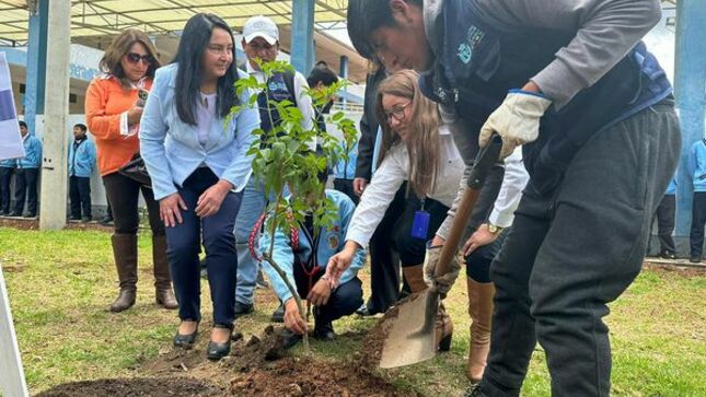 En el marco de la semana de educación ambiental, la Municipalidad Provincial de Cajamarca a través de la subgerencia de Gestión Ambiental, en colaboración con el Sistema de Gestión Ambiental, OEFA y SENACE, llevó a cabo una significativa plantación de árboles nativos en las instituciones educativas "Juan XXIII" y "SAN RAMÓN". Esta exitosa iniciativa, parte del programa EDUCCA, se denominó "Cruzada Verde Escuela", y tuvo como objetivo promover la conciencia ambiental entre los estudiantes y la comunidad.
✅Durante esta jornada de reforestación, se plantaron árboles nativos de Cajamarca, contribuyendo así a la conservación de la biodiversidad de la región y al fomento de la responsabilidad ambiental en el ámbito escolar. "La Campaña Cruzada Verde Escolar" , coordinada por la subgerencia de Gestión Ambiental, marcó un importante hito en la promoción de la sostenibilidad y la educación ambiental en Cajamarca.
🤝Este esfuerzo conjunto refleja la importancia de la educación ambiental como un pilar fundamental en la construcción de un futuro sostenible y respetuoso con el medio ambiente. 