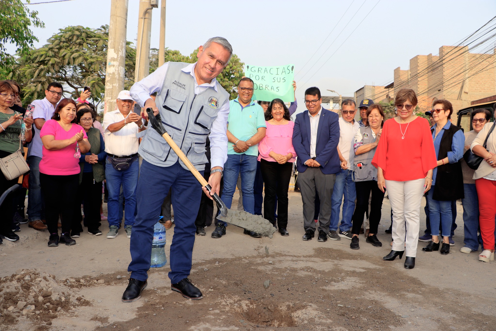 Alcalde oficializΓ³ el inicio de la esperada obras de pistas y veredas para FONAVI