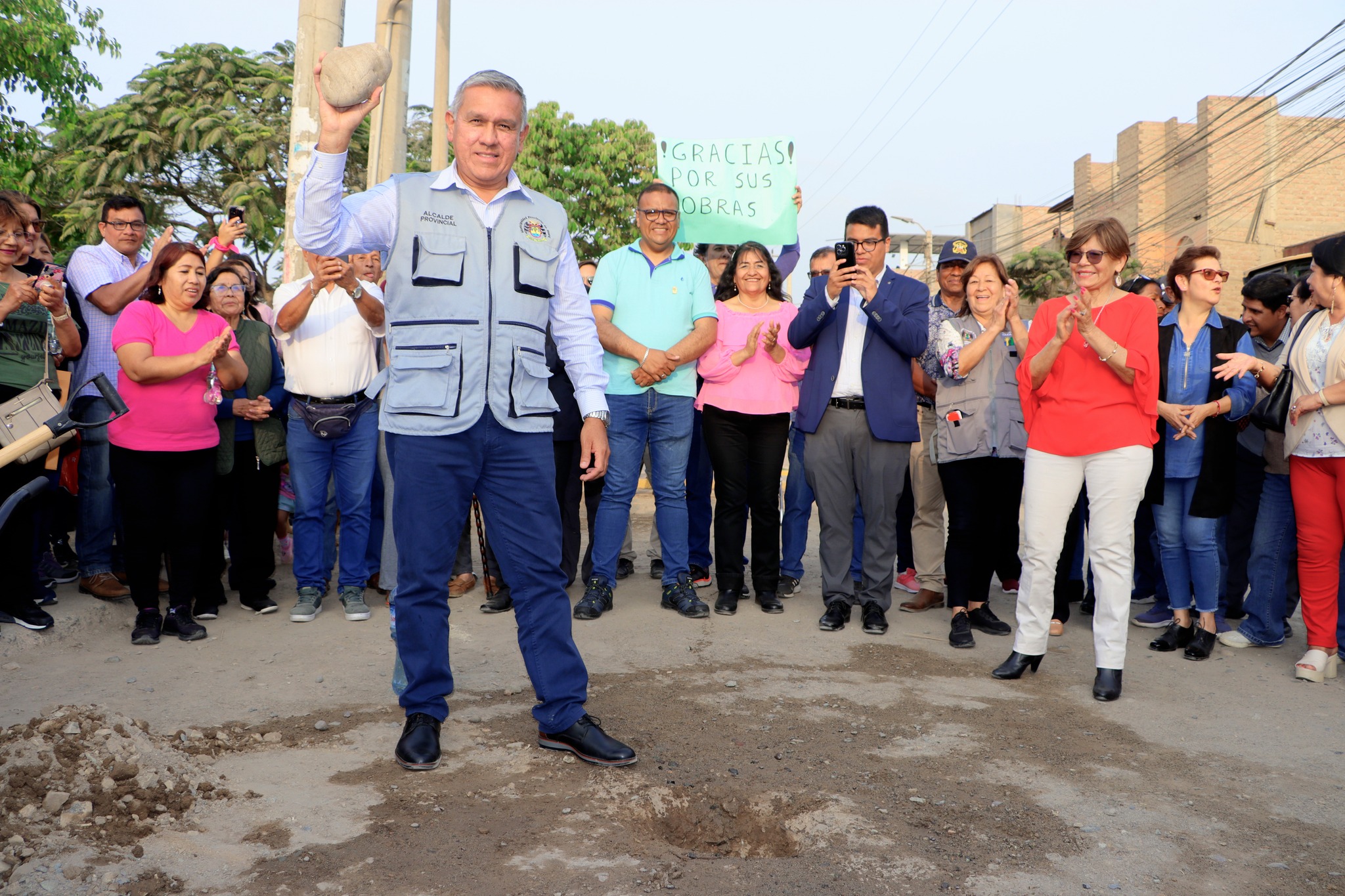 Alcalde oficializΓ³ el inicio de la esperada obras de pistas y veredas para FONAVI