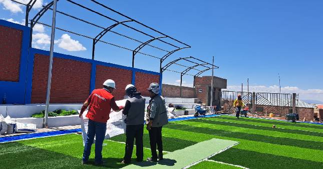 La Contraloría General identificó un retraso en la ejecución de la obra "Creación de práctica deportiva y/o recreativa en Tacapila de la comunidad Jatun Ayllu, ubicada en el distrito de Pusi, provincia de Huancané". Además, se detectó un inadecuado control del avance de la programación de la obra, lo que conlleva el riesgo de no cumplir con los plazos establecidos y de aumentar el presupuesto debido a ampliaciones no justificadas en la obra.