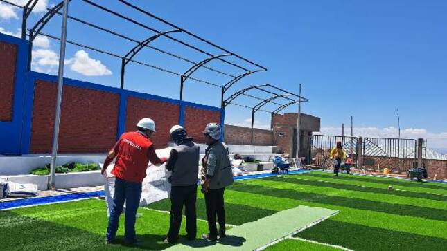 La Contraloría General identificó un retraso en la ejecución de la obra "Creación de práctica deportiva y/o recreativa en Tacapila de la comunidad Jatun Ayllu, ubicada en el distrito de Pusi, provincia de Huancané". Además, se detectó un inadecuado control del avance de la programación de la obra, lo que conlleva el riesgo de no cumplir con los plazos establecidos y de aumentar el presupuesto debido a ampliaciones no justificadas en la obra.