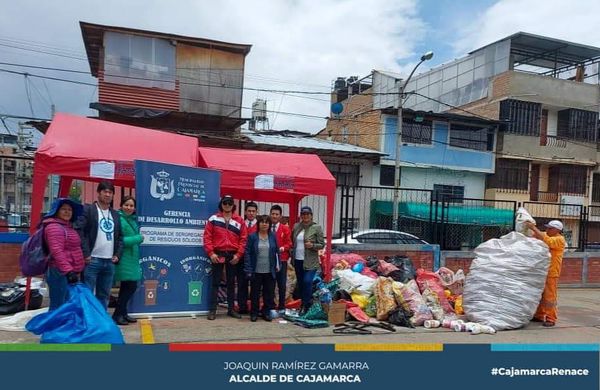 La Municipalidad Provincial de Cajamarca a través de la gerencia de Desarrollo Ambiental, realizó una nueva reciclatón en el barrio Pueblo Libre en plataforma José Olaya, dónde contamos con la participación de la I.E. Dos de Mayo y población en general ,teniendo decenas de cajamarquinos que buscan reducir la contaminación en nuestra ciudad.
✅El objetivo del reciclaje de papel y cartón es un proceso que permite reducir la cantidad de árboles talados. Por cada tonelada de papel y cartón reciclados, se evita la tala de aproximadamente 18 árboles. El reciclaje del papel y cartón también fomenta la economía circular, que consiste en darle un nuevo uso a materiales de descarte para convertirlos en nuevos productos.
♻Hemos logrado recaudar un total de 𝟓𝟐𝟔.𝟐𝟎 𝐊𝐠 de residuos inorgánicos entre papel, cartón, plástico, chatarra.
¡𝐑𝐞𝐜𝐢𝐜𝐥𝐚, 𝐑𝐞𝐮𝐭𝐢𝐥𝐢𝐳𝐚 𝐲 𝐑𝐞𝐡𝐮́𝐬𝐚!