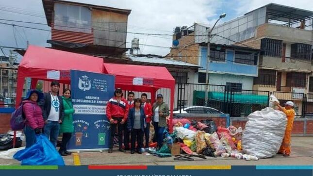La Municipalidad Provincial de Cajamarca a través de la gerencia de Desarrollo Ambiental, realizó una nueva reciclatón en el barrio Pueblo Libre en plataforma José Olaya, dónde contamos con la participación  de la I.E. Dos de Mayo y población en general ,teniendo decenas de cajamarquinos  que buscan reducir la contaminación en nuestra ciudad. 
✅El objetivo del reciclaje de papel y cartón es un proceso que permite reducir la cantidad de árboles talados. Por cada tonelada de papel y cartón reciclados, se evita la tala de aproximadamente 18 árboles. El reciclaje del papel y cartón también fomenta la economía circular, que consiste en darle un nuevo uso a materiales de descarte para convertirlos en nuevos productos.
♻Hemos logrado recaudar un total de 𝟓𝟐𝟔.𝟐𝟎 𝐊𝐠 de residuos inorgánicos entre papel, cartón, plástico, chatarra.
¡𝐑𝐞𝐜𝐢𝐜𝐥𝐚, 𝐑𝐞𝐮𝐭𝐢𝐥𝐢𝐳𝐚 𝐲 𝐑𝐞𝐡𝐮́𝐬𝐚! 