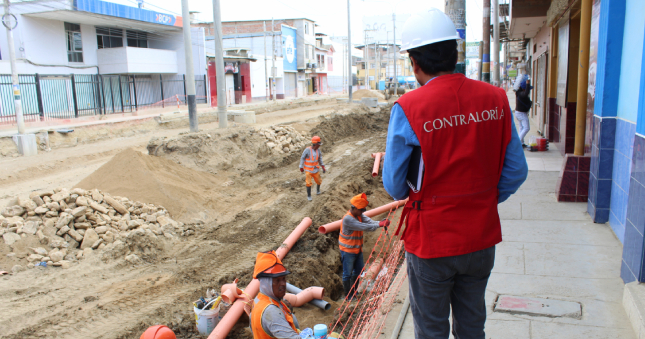 La Contraloría General alertó dos incrementos en el costo de ejecución de la reparación de pistas y veredas en las cuadras 1 a 6 de la Av. Tumbes, a cargo del Gobierno Regional, realizado por contratación directa, con una cotización final de S/9 997 887.76 y un plazo de 120 días calendarios. El expediente técnico se aprobó el 6 de julio.