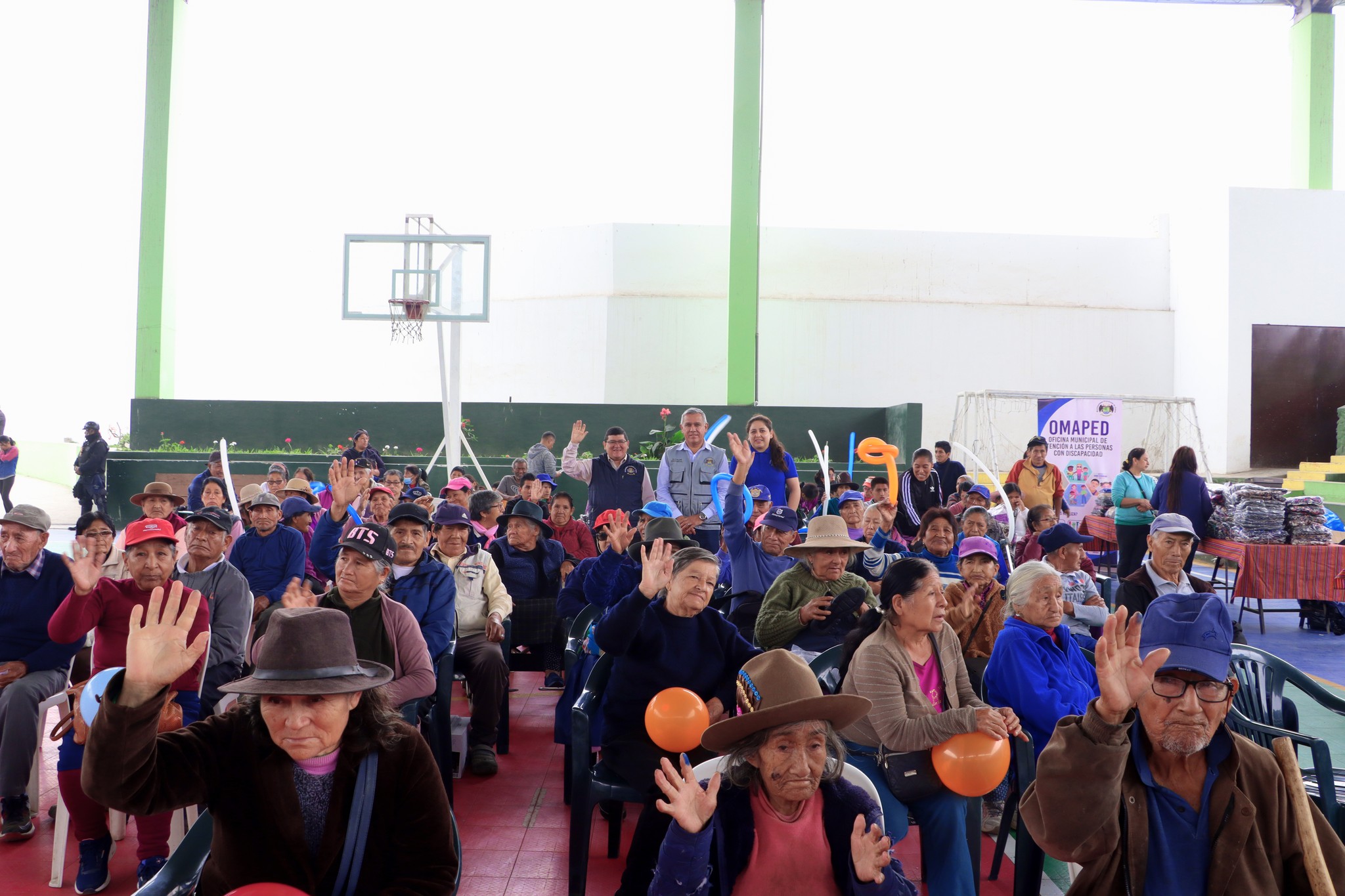 Alcalde provincial en entrega de donativos: "Siempre estamos pensando en ustedes"