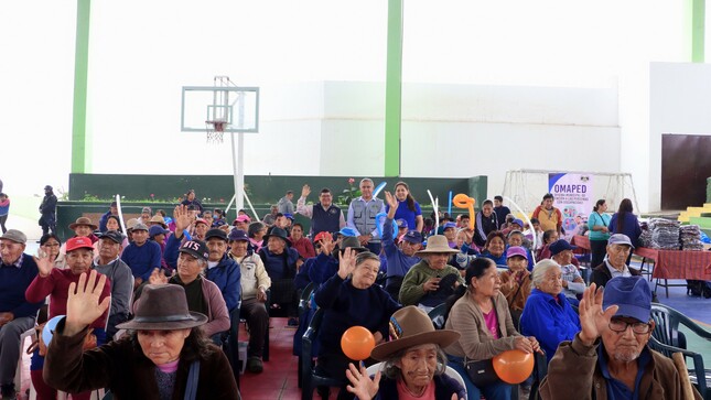 Alcalde provincial en entrega de donativos: "Siempre estamos pensando en ustedes"