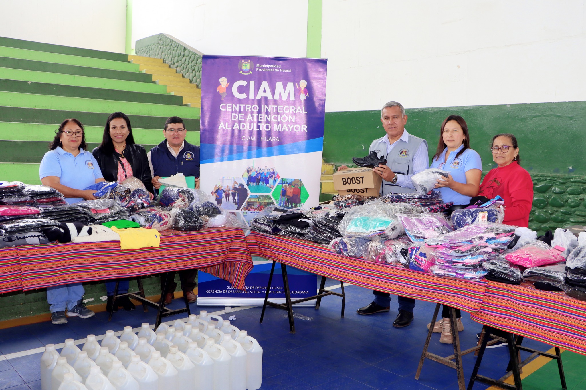 Alcalde provincial en entrega de donativos: "Siempre estamos pensando en ustedes"