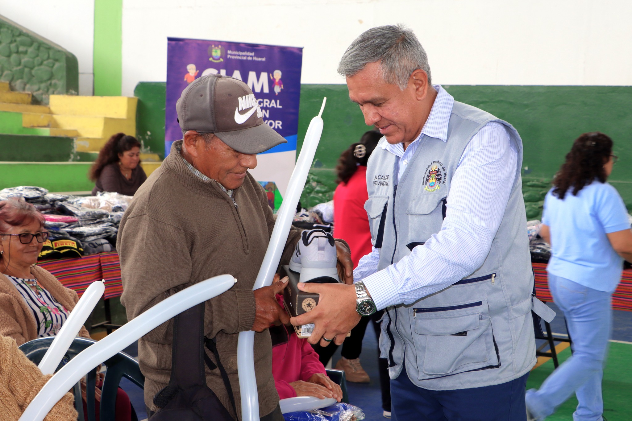 Alcalde provincial en entrega de donativos: "Siempre estamos pensando en ustedes"