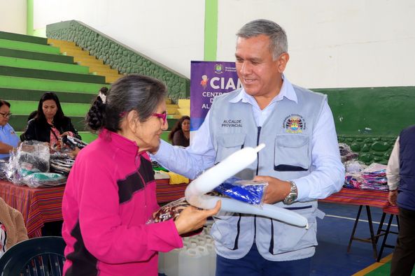 Alcalde provincial en entrega de donativos: "Siempre estamos pensando en ustedes"