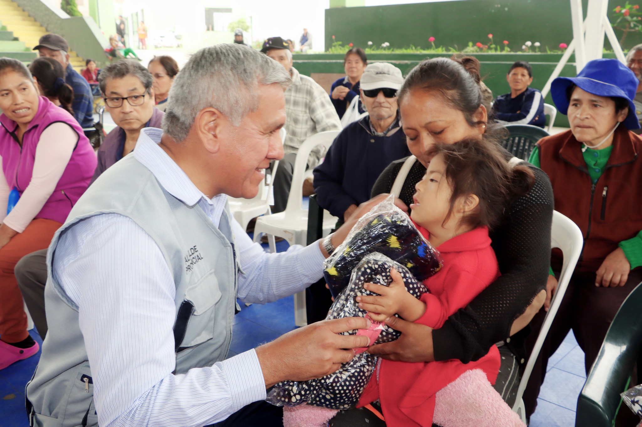Alcalde provincial en entrega de donativos: "Siempre estamos pensando en ustedes"