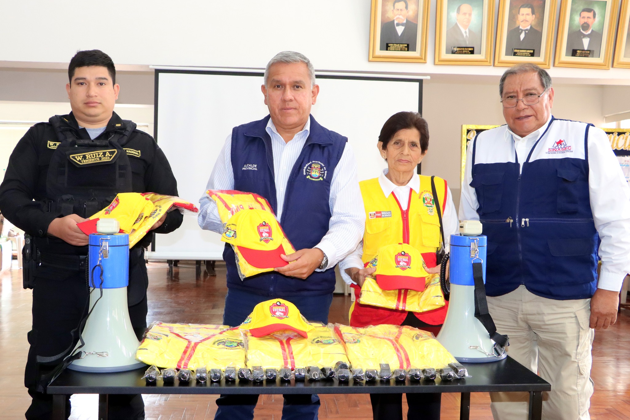 Alcalde provincial Fernando CΓ‘rdenas realizΓ³ la entrega de indumentaria a las juntas vecinales