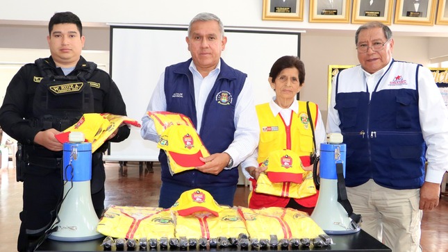 Alcalde provincial Fernando Cárdenas realizó la entrega de indumentaria a las juntas vecinales