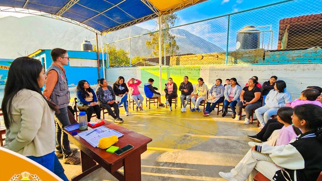 La Municipalidad Distrital de Lunahuaná contando con la presencia de la Regidora Srta. Irene Fiorella Nolazco Sánchez, Jefe de la Unidad de Desarrollo Económico Ing. Edinson Yataco Cuzcano en coordinación con el Cuerpo de Paz Voluntario Santi Kling, se dio inicio al Taller de Empoderamiento a las Mujeres, herramienta que les ayudara empezar un nuevo negocio y fortalecer el crecimiento económico local. 
Mencionado taller tiene como objetivo, mejorar la capacidad de las personas para poder administrar su propio dinero, desarrollar la capacidad de las personas para incrementar su potencial emprendedor. Por tanto, son ocho sesiones teóricas utilizando el manual “Mujeres Emprendedoras”. 
