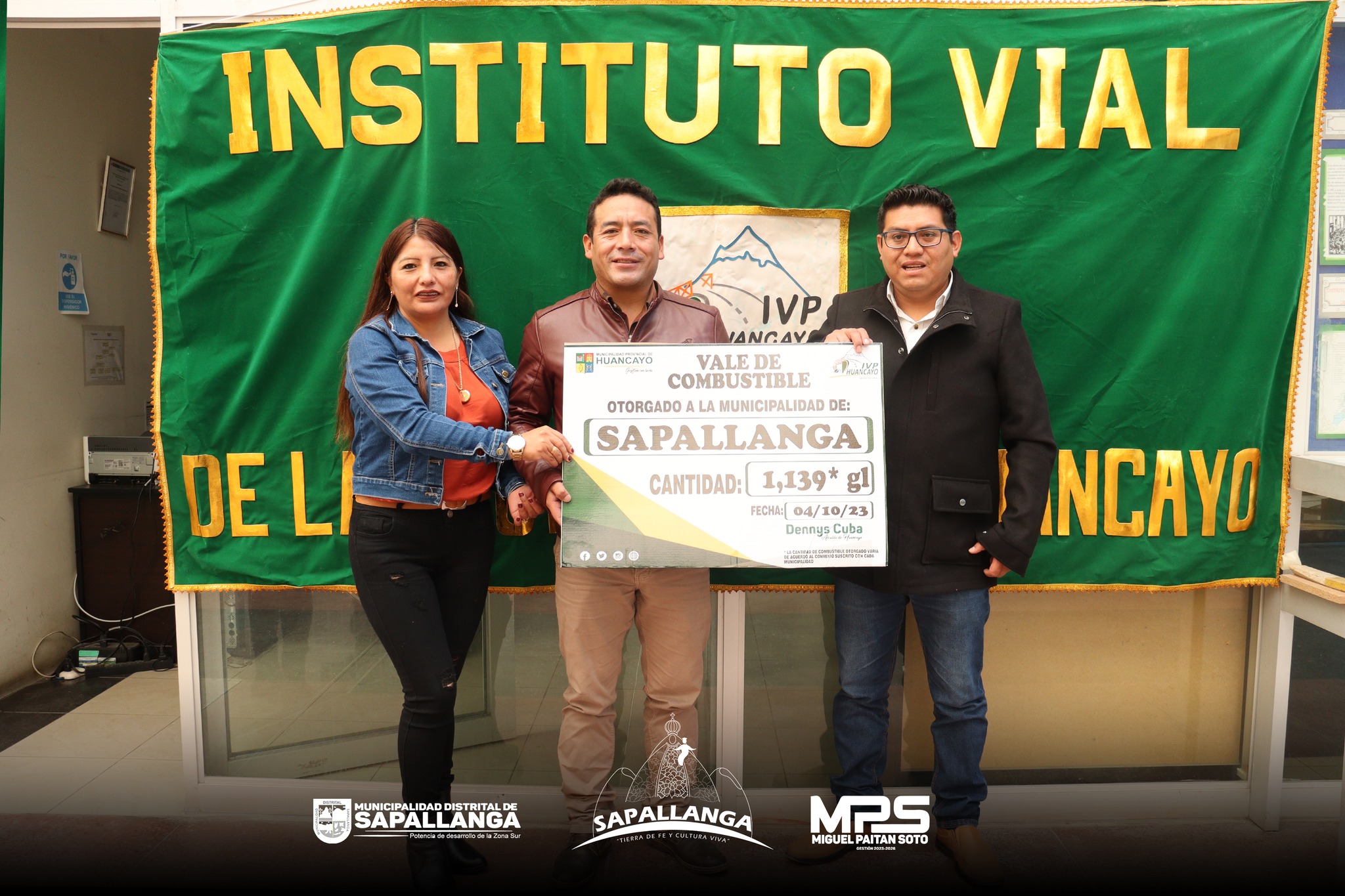 Municipalidad de Sapallanga recibe 1139 galones de combustible