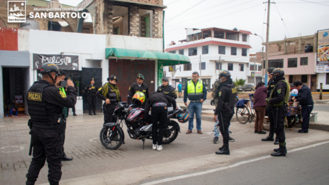 El equipo de Seguridad Ciudadana de la Municipalidad de San Bartolo en un trabajo conjunto con la Comisaria de la jurisdicción y el Escuadrón Verde de la Policía Nacional del Perú, este fin de semana desarrollamos un nuevo operativo inopinado de prevención, control, identificación y verificación de personas y vehículos en diferentes zonas del distrito.