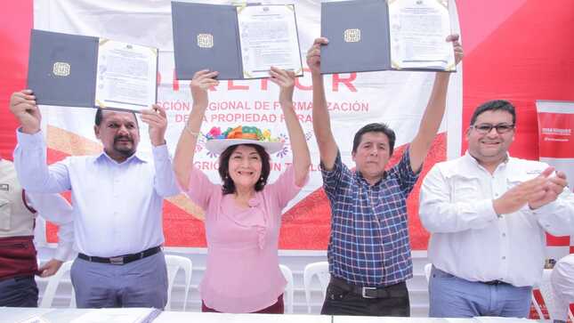 Gobernadora Rosa Vásquez cumple con entregar 108 títulos de propiedad rural en la provincia de Huaral