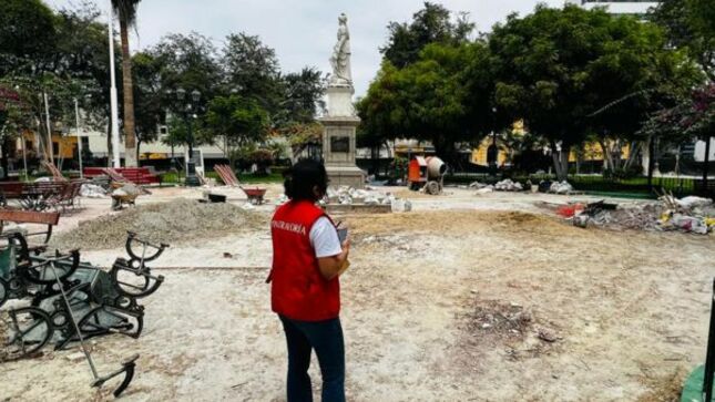La Contraloría General advirtió una serie de deficiencias técnicas en la ejecución del mejoramiento del servicio de recreación pasiva en la Plaza de Armas, cuyos trabajos se encuentran paralizados por una suspensión de plazo de mutuo acuerdo entre el contratista y la Municipalidad Provincial de Piura, pero pese a ello se realizaron trabajos contractuales sin la dirección técnica correspondiente.