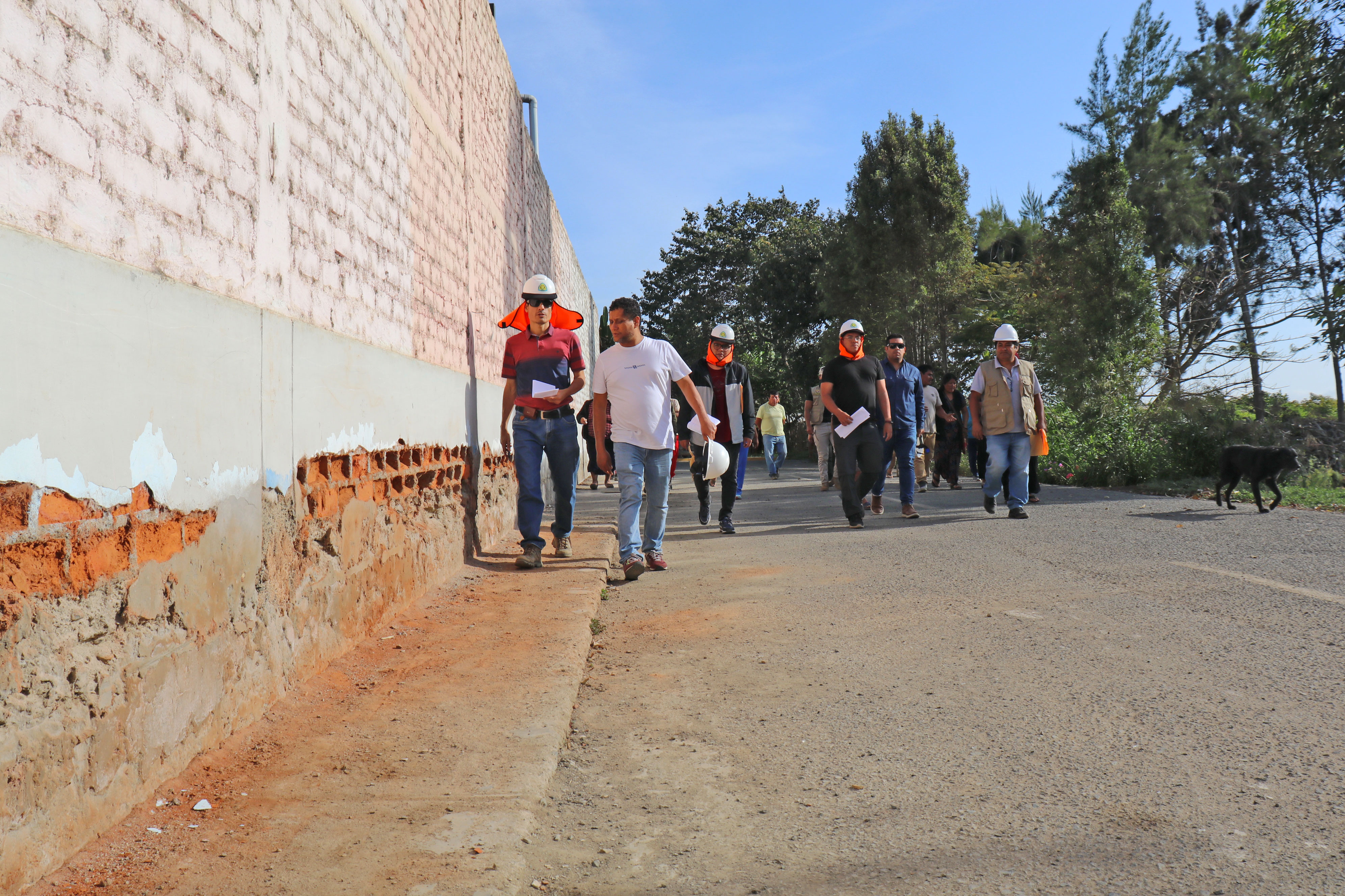 Alcalde, funcionarios y moradores de Capellanía supervisan estado actual del cerco perimétrico