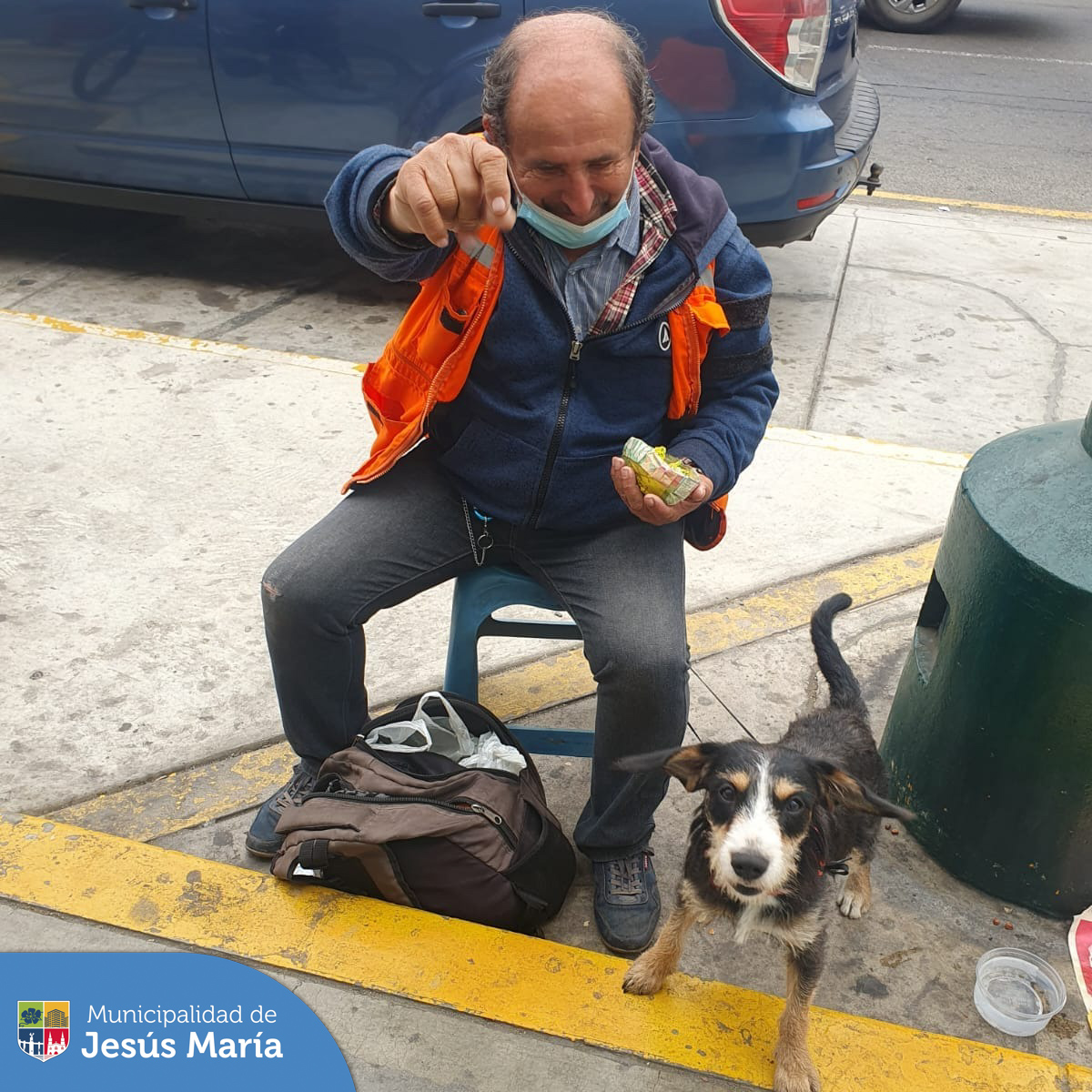 Hace unos días, uno de nuestros serenos encontró a una mascota 🐕 en las inmediaciones de un supermercado. Rápidamente le brindaron alimento y agua con ayuda de unos vecinos; además una persona amable lo mantuvo en la puerta esperando a sus dueños.
La solidaridad se extendió aún más cuando se formó una cadena en WhatsApp y Facebook 📱❤️ para difundir al pequeño. Demostrando que #JesúsMaríaSomosTodos los propietarios fueron localizados y el perrito se reunió con su familia. 💕🏡
¡Unidos somos más fuertes! 🙌🐾